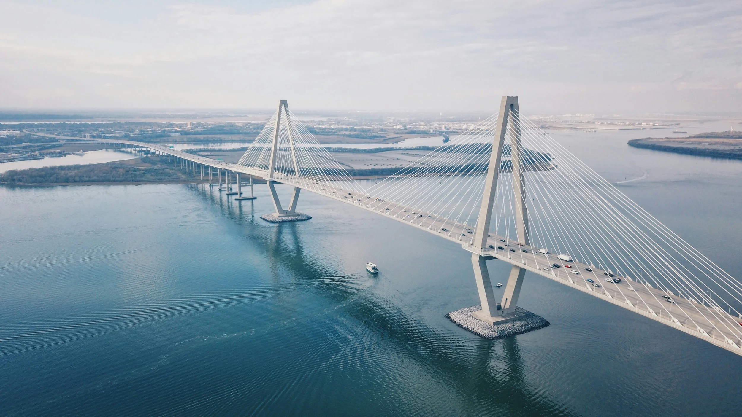 Ponte strallato sul mare visto dall'alto, simbolo di solidità degli assetti societari
