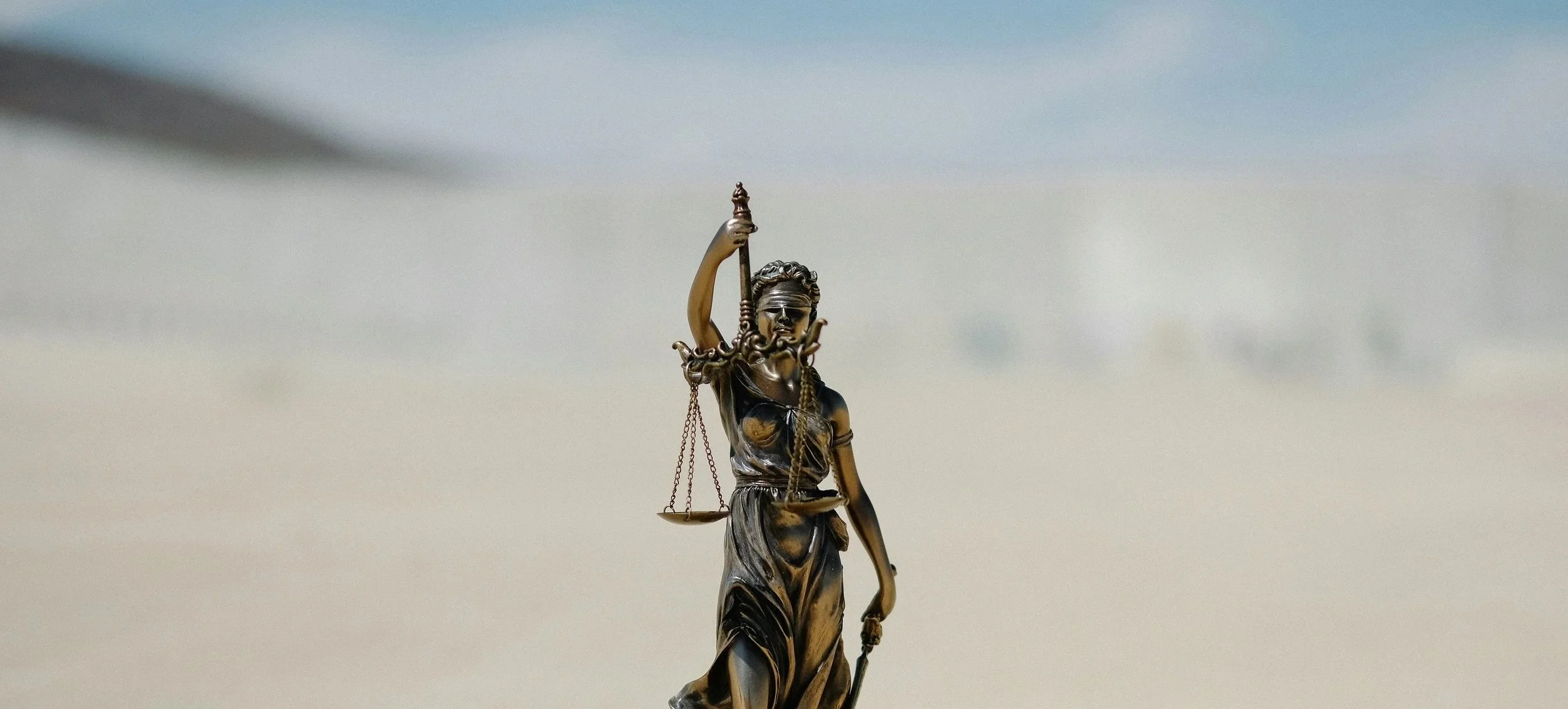 Statua della Giustizia con la bilancia, simbolo di tutela e assistenza tributaria